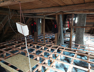 Zateplení stropu rodinného domu a zhotovení podlahy půdy